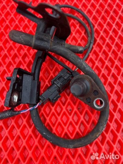 Датчик abs передний правый Toyota Noah ZWR80G