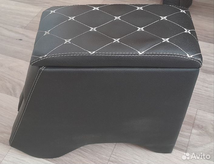 Подлокотник для машины