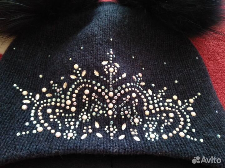 Зимняя шапка для девочки с помпонами