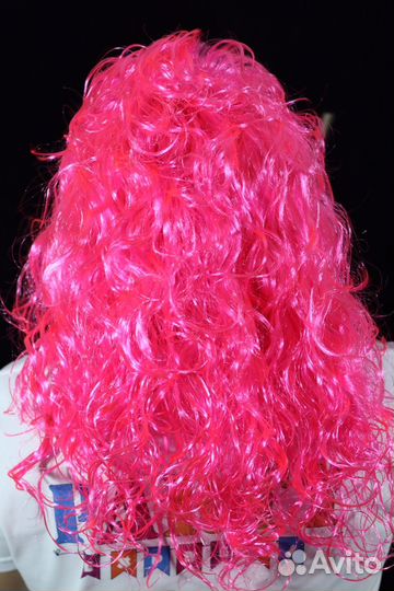 Парик розовый с вьющимися локонами