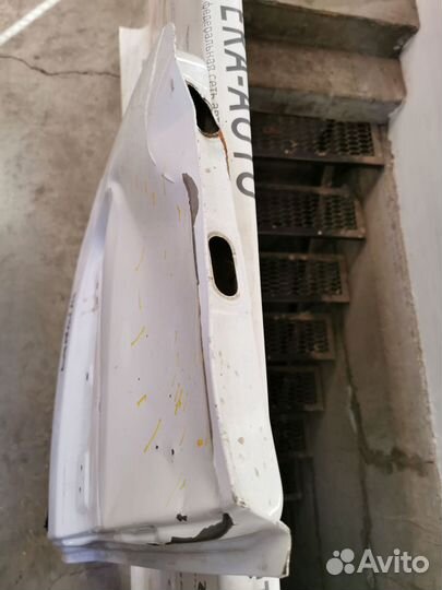 Дверь багажника правая под стекло