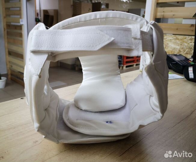 Боксерский шлем и перчатки