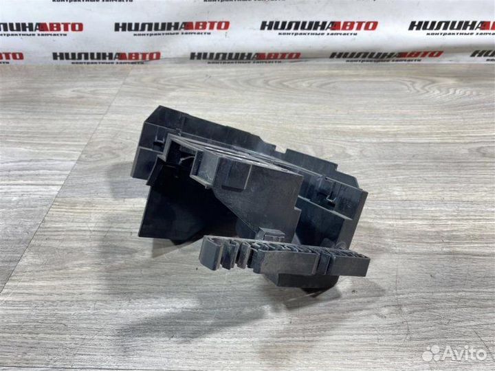 Кронштейн блока предохранителей Volkswagen Golf 6