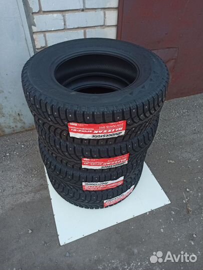 Bridgestone Blizzak Spike-01 205/70 R15