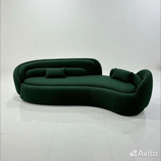 Стильный диван с подушками