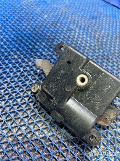 Моторчик заслонок отопителя Nissan Cefiro A33