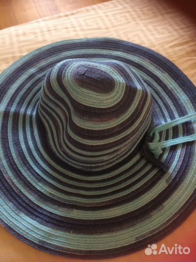 Много летних шляп