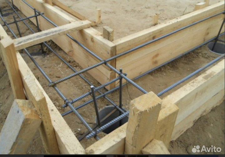 Бригада строителей плотник