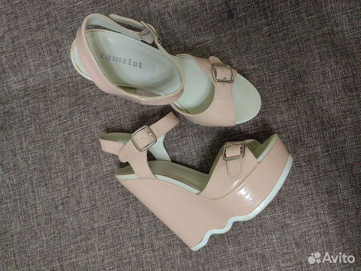 Босоножки на танкетке