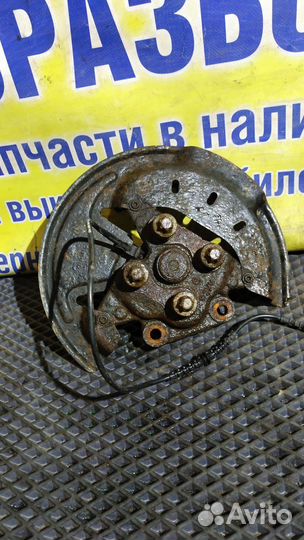 Кулак задний левый Renault Fluence