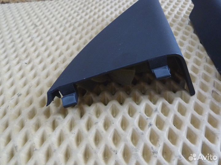 Уголок двери передней внутренний Renault Megane III 2009-2016 (802920004R 802930004R)