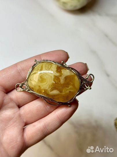 Брошь из натурального янтаря