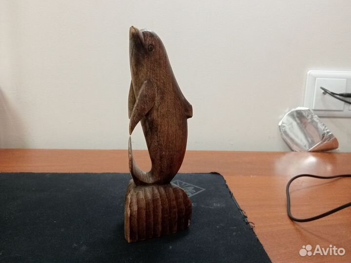 Статуя дельфина