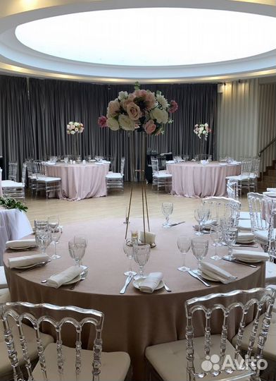 Металлические стойки и цветочные композиции для св