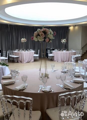 Металлические стойки и цветочные композиции для св