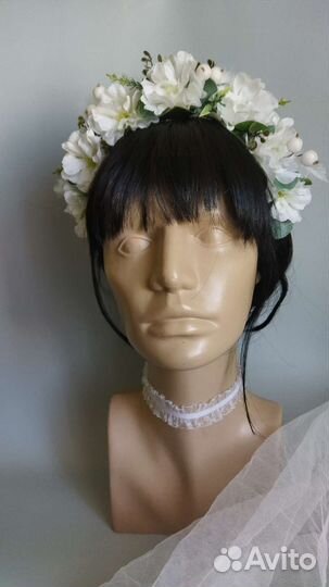 Ободок с белыми цветами и эвкалиптом