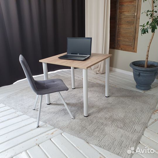 Письменный стол Дуб 80*80 см. Белые ножки