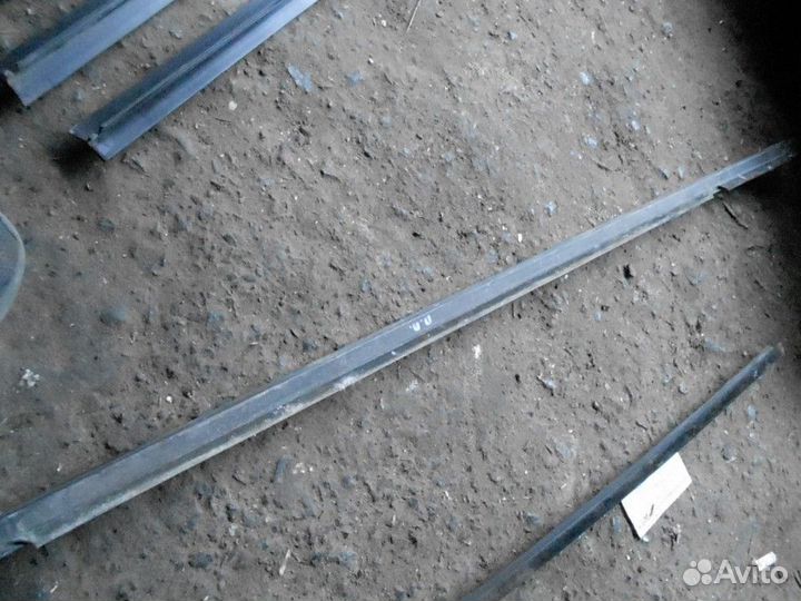 Уплотнитель стекла переднего правого (внешний) Che