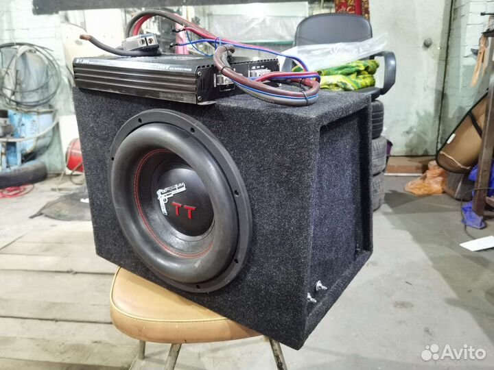 Сабвуфер и усилитель в автомобиль