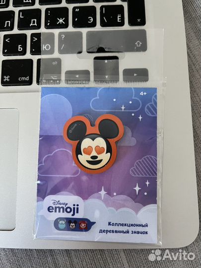 Значок деревянный disney emoji Микки Маус