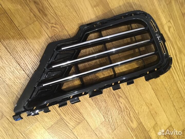 Решётка радиатора нижняя правая Volkswagen Touareg