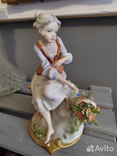 Винтажная Фарфоровая Статуэтка Торговка Цветами