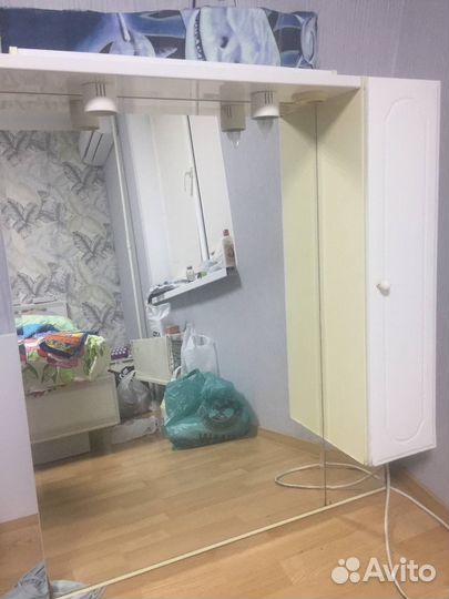 Зеркало с шкафчиком