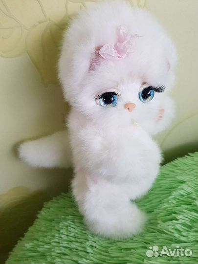 Белый котенок ручной работы