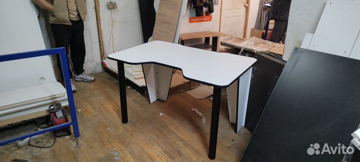Компьютерный стол игровой с дефектом