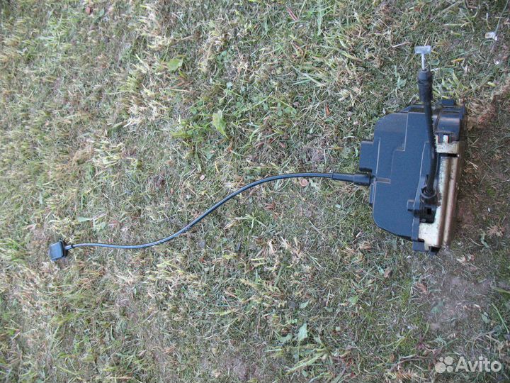 Замок задней двери левой/правой Nissan Primera P12