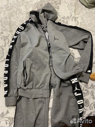 Мужской спортивный костюм