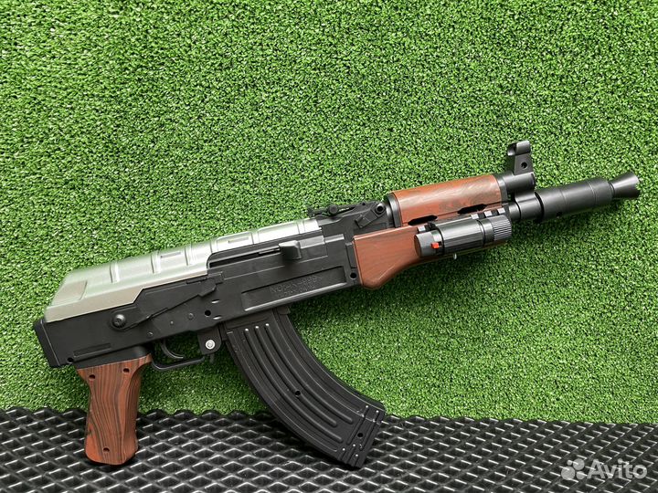 Автомат Калашникова аку с лазерным прицелом