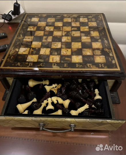 Шахматы ручной работы с янтарём