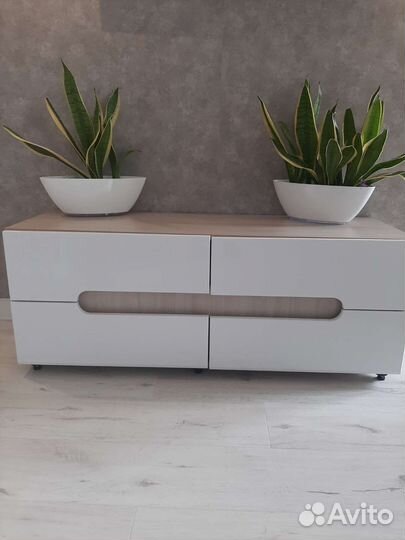 Тумба под телевизор белая глянец