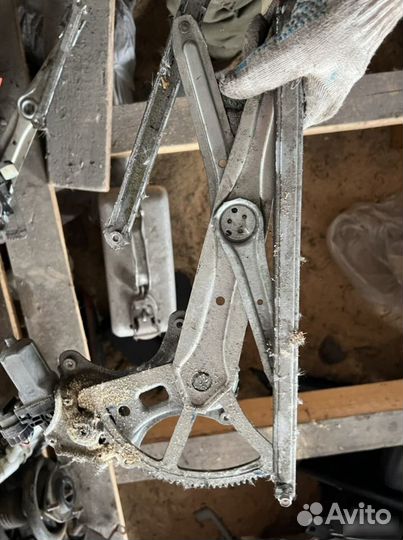 Стеклоподьемник двери Mitsubishi Pajero Sport KH