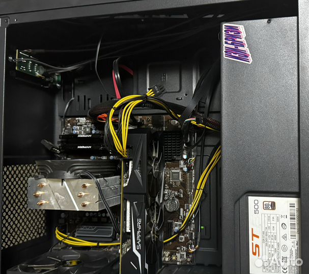 Игровой компьютер с монитором и клавиатурой