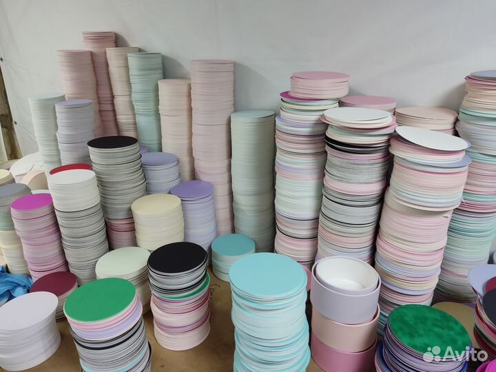 Цветные картонные круги и коробки