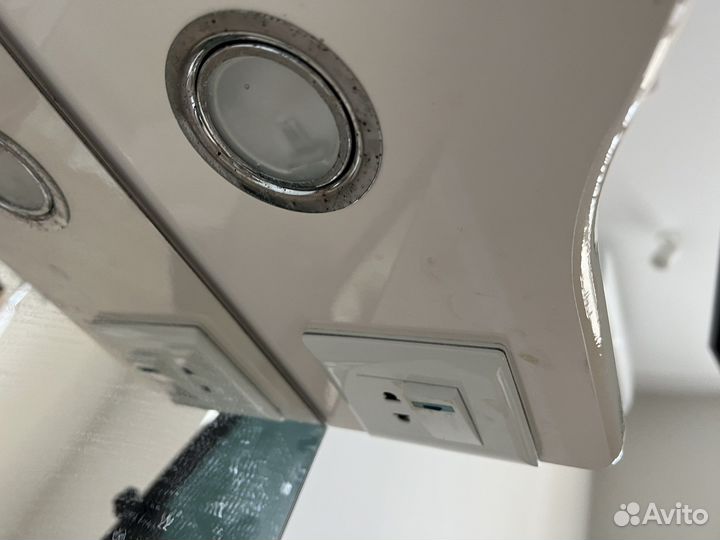 Зеркало в ванную с полочками и подсветкой