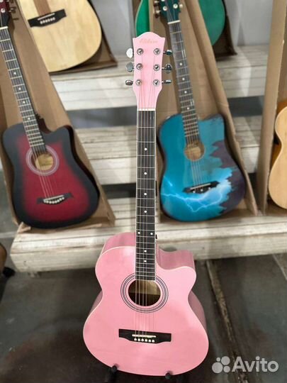 Акустическая гитара розовая