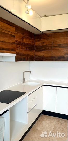 Кухня с черным цоколем на заказ