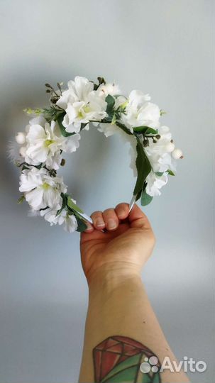 Ободок с белыми цветами и эвкалиптом