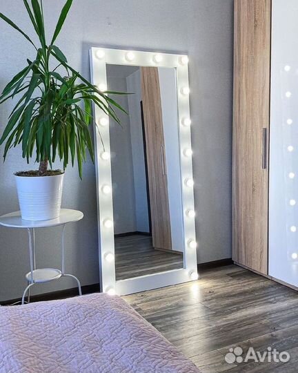 Гримерное зеркало с лампочками белое