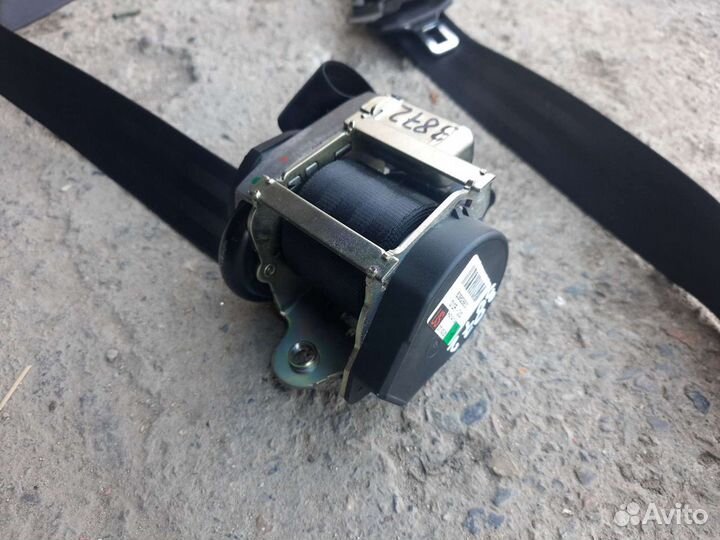 VW Golf 5 - ремень безопасности передний правый