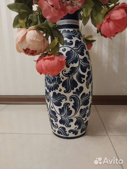 Ваза с искусственными цветами