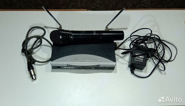 Радиомикрофон AKG SR61