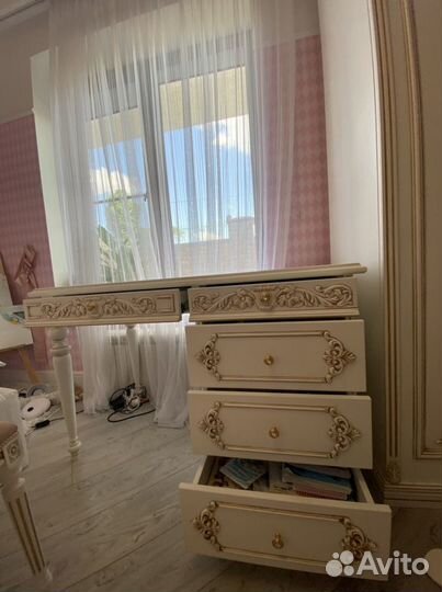 Письменный стол и шкаф и стеллаж и для балдахина