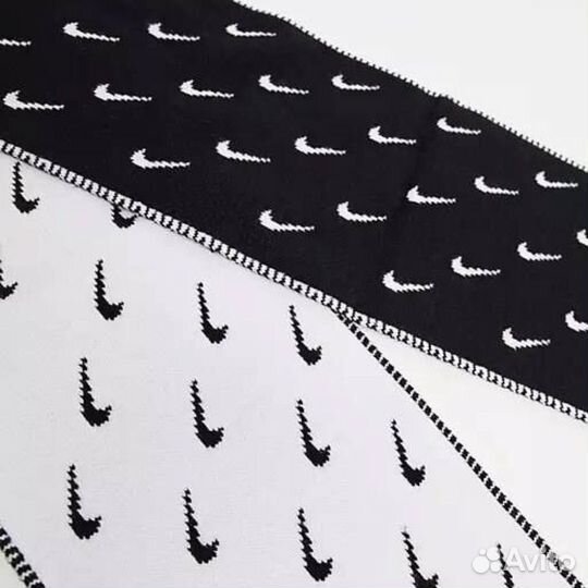 Трендовый шарф Nike Swoosh