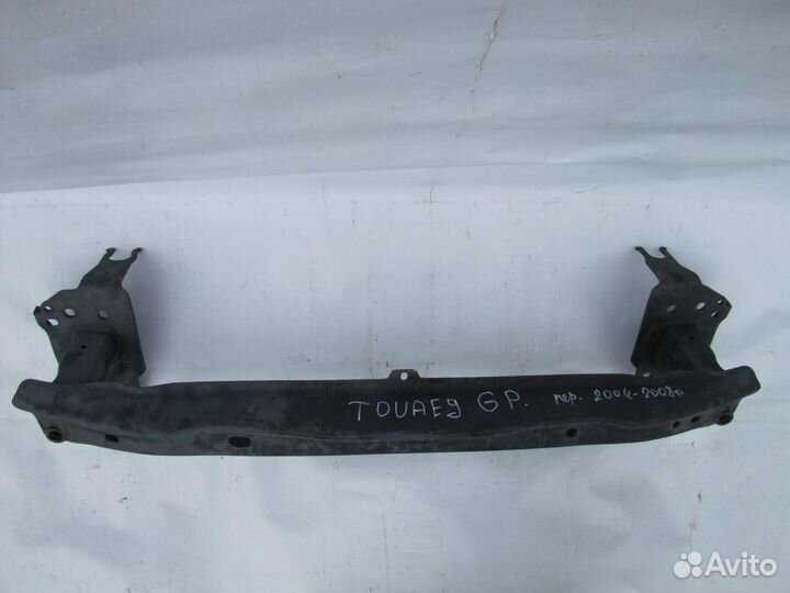 Volkswagen Touareg усилитель переднего бампера
