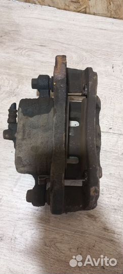 Суппорт передний правый Mitsubishi outlander xl