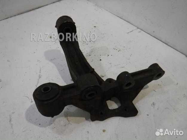 Кулак задний левый Тойота